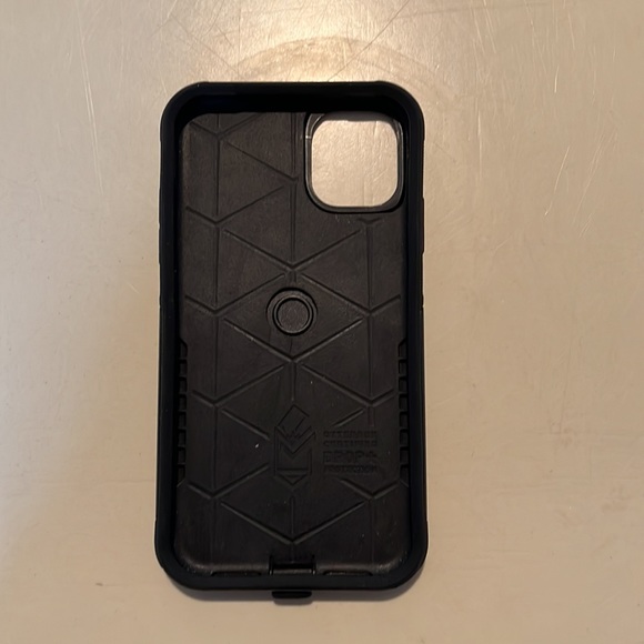 iPhone 11 otterbox case - Picture 2 of 4